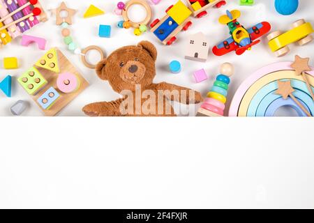 Draufsicht auf Baby Kinder Spielzeug. Set von bunten pädagogischen Holz und flauschige Spielzeug auf dem Schreibtisch und weißen leeren Hintergrund mit Platz für Text kopieren Stockfoto