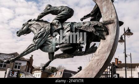 Epsom London, March21 2021, Skulptur eines Rennpferdes in der Epsom High Street, Heimat des Derby Stockfoto