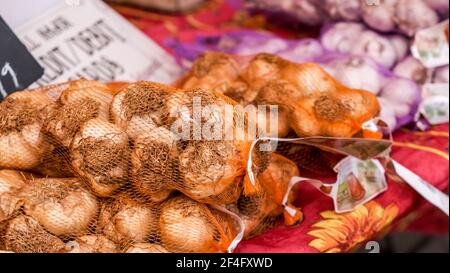 Epsom London UK, March21 2021, Beutel mit frischen aromatischen Schalotten Zwiebeln und Knoblauch Stockfoto