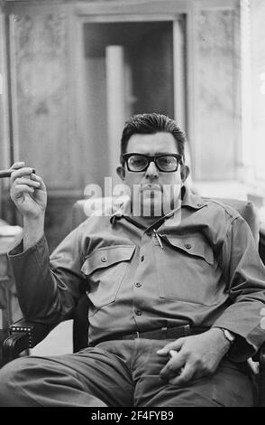 Porträt des kubanischen Revolutionsführers Comandante Jesus Montane, Kuba, Zigarrenraucher, 1964. Aus der Sammlung Deena Stryker Photographs. () Stockfoto