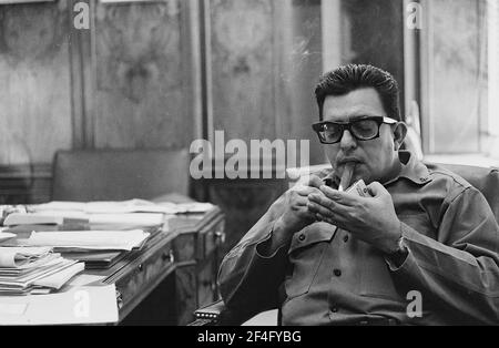 Porträt des kubanischen Revolutionsführers Comandante Jesus Montane, Kuba, Zigarrenraucher, 1964. Aus der Sammlung Deena Stryker Photographs. () Stockfoto