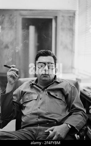 Porträt des kubanischen Revolutionsführers Comandante Jesus Montane, Kuba, Zigarrenraucher, 1964. Aus der Sammlung Deena Stryker Photographs. () Stockfoto