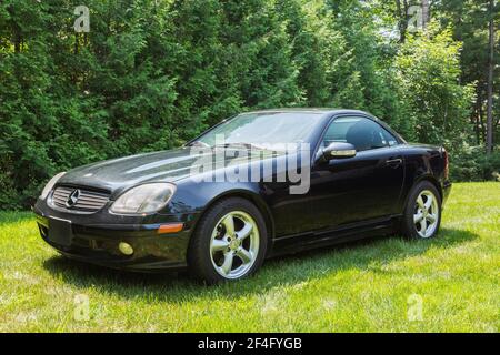 2002 schwarzer Mercedes SLK 320 auf Rasen geparkt Stockfoto