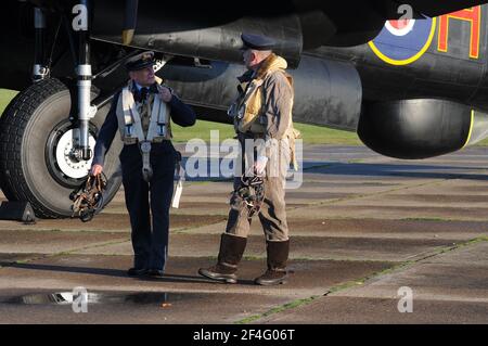 Re-enactors mit 'Just Jane' im Lincolnshire Aviation Heritage Centre. Stockfoto