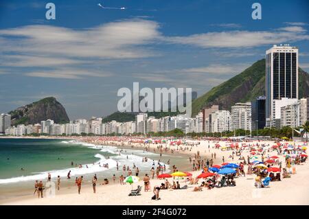 Rio de Janeiro, Brasilien - 13. Januar 2012: Tausende brasilianer genießen ein warmes und sonniges Wochenende am Strand von Copacabana. Stockfoto