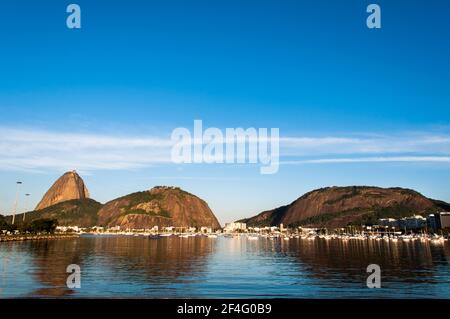 Sugarloaf Mountain mit seiner Reflexion im Wasser vom Botafogo Beach, Rio de Janeiro, Brasilien gesehen Stockfoto