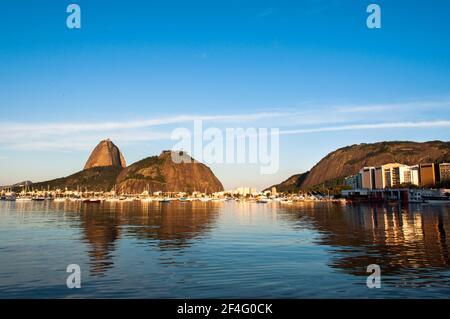 Sugarloaf Mountain mit seiner Reflexion im Wasser vom Botafogo Beach, Rio de Janeiro, Brasilien gesehen Stockfoto