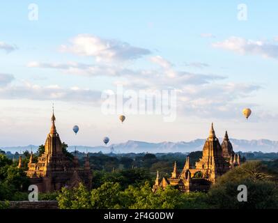 Pagoden und Luftballons bei Sonnenaufgang Morgen in Bagan, Myanmar - berühmter Ort für Rucksacktouristen und Weltreisende. UNESCO-Weltkulturerbe. Stockfoto