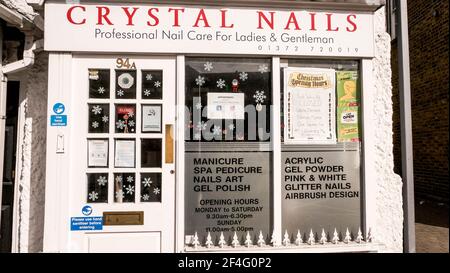 Epsom London UK, March21 2021, Crystal Nail Bar bietet Pediküre und Manuikur für Männer und Frauen Stockfoto