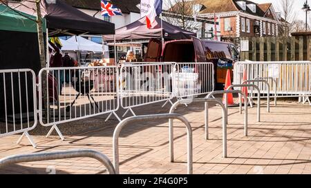 Epsom London UK, March21 2021, Public Safety Barriers umgebende Outdoor Food Market Stockfoto