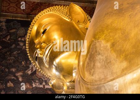 Wat-Pho,Bangkok Thailand :- 12. März 2021 Wat Pho als der älteste Tempel ist die Heimat eines Paares, beliebt bei Besuchern, dass Stockfoto