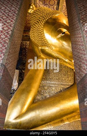 Wat-Pho,Bangkok Thailand :- 12. März 2021 Wat Pho als der älteste Tempel ist die Heimat eines Paares, beliebt bei Besuchern, dass Stockfoto