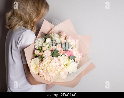 Frau hält große Bouquet von Hortensien, Rosen Stockfoto