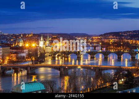 Nacht Prag. Panoramablick auf die Brücken über die Moldau Stockfoto