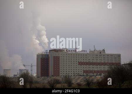 Bukarest, Rumänien - 20. März 2021: Rin Grand Hotel in Bukarest, mit einem rauchenden Kraftwerk im Hintergrund. Stockfoto