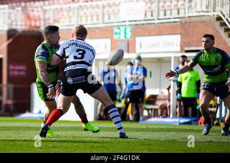 Llanelli, Großbritannien. März 2021, 21st. Rangi Chase of West Wales Raiders mit einem hinter dem Rücken Pass Betfred Challenge Cup, Round One Match, West Wales Raiders gegen Widnes Vikings im Stebonheath Park in Llanelli, Wales am Sonntag, 21st. März 2021. Dieses Bild darf nur für redaktionelle Zwecke verwendet werden. Nur redaktionelle Verwendung, Lizenz für kommerzielle Nutzung erforderlich. Keine Verwendung in Wetten, Spiele oder ein einzelner Club / Liga / Spieler Publikationen. PIC von Lewis Mitchell / Andrew Orchard Sport Fotografie / Alamy Live News Kredit: Andrew Orchard Sport Fotografie / Alamy Live News Stockfoto