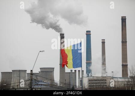 Bukarest, Rumänien - 20. März 2021: Kraftwerk Bukarest mit rumänischer Flagge im Vordergrund. Stockfoto