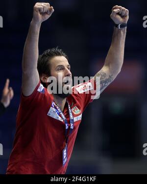 Magdeburg, Deutschland. März 2021, 21st. Handball: Bundesliga, SC Magdeburg - Füchse Berlin, Matchday 22 Magdeburger Trainer Bennett Wiegert jubelt. Quelle: Ronny Hartmann/dpa-Zentralbild/dpa/Alamy Live News Stockfoto