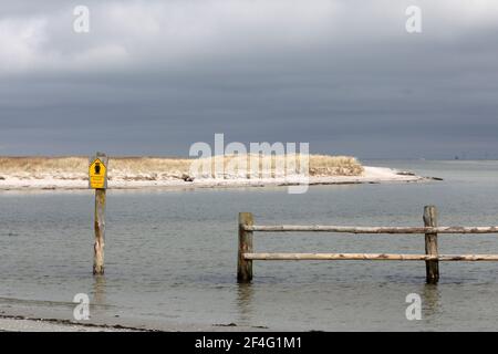 Prerow, Deutschland. März 2021, 16th. Die Zufahrtsstraße zum Nothafen Darßer Ort in der Kernzone des Nationalparks Vorpommersche Boddenlandschaft. Quelle: Bernd Wüstneck/dpa-Zentralbild/ZB/dpa/Alamy Live News Stockfoto