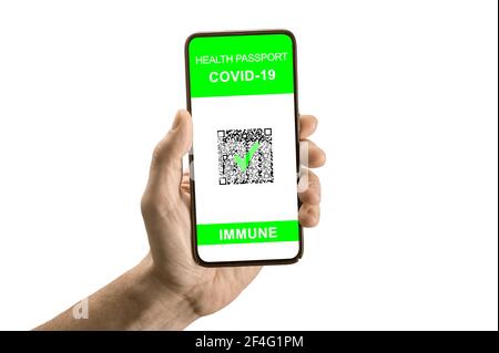 Hand halten Handy mit Impfpass isoliert auf weiß. Sicheres Reisekonzept mit Gesundheitspass und COVID-19 Testergebnis, Konzept der neuen Normalität Stockfoto