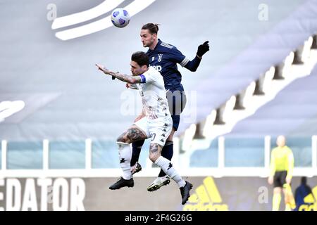 Turin, Italien. März 2021, 21st. Nicolas Viola von Benevento Calcio und Adrien Rabiot von Juventus FC treten im Allianz Stadion in Torino (Italien) am 21th. März 2021 um den Ball beim Fußballspiel Serie A zwischen Juventus FC und Benevento Calcio an. Foto Federico Tardito/Insidefoto Kredit: Insidefoto srl/Alamy Live News Stockfoto