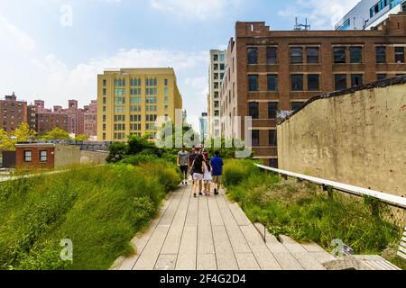 Touristen, die auf der High Line in New York City spazieren Stockfoto