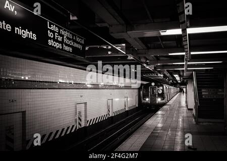 Schwarz-Weiß-Bild des C-Zuges (8 Avenue Local) liegt an der U-Bahn-Plattform vorbei Stockfoto