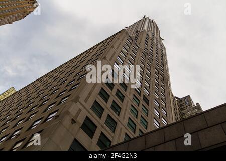 Blick auf den Rockefeller Plaza von unten auf einem regnerischen Tag Stockfoto