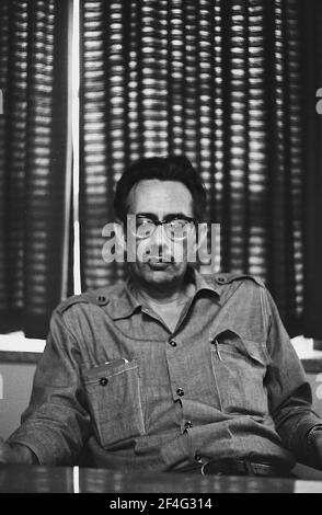 Halblanges Porträt des kubanischen Revolutionärs Cesar Escalante vor einem gemusterten Stoffhintergrund, Kuba, 1964. Aus der Sammlung Deena Stryker Photographs. () Stockfoto