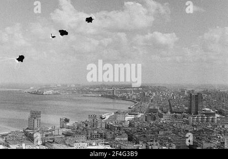 Panorama, aus der Vogelperspektive, an einem sonnigen Tag, von der Stadt und dem Hafen, Havanna, Kuba, 1964. Aus der Sammlung Deena Stryker Photographs. () Stockfoto