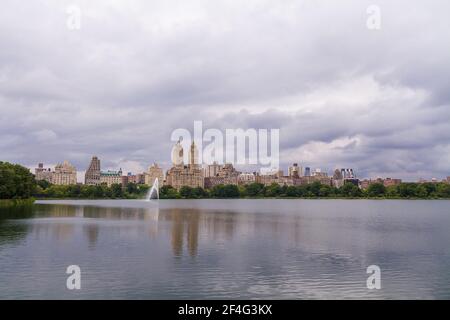 Ein Weitwinkelbild des Jacqueline Kennedy Onassis Reservoirs Im Central Park und der Blick auf das Eldorado in Der Hintergrund Stockfoto