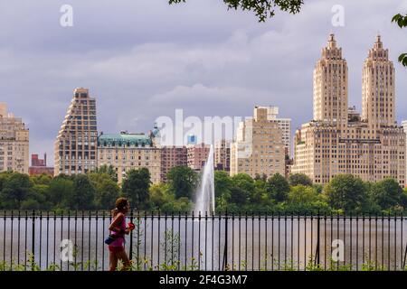 Junge Frau beim Joggen am Jacqueline Kennedy Onassis Reservoir in Central Park Stockfoto