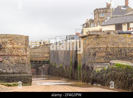 Blick auf Schleusentore am Kanal von Bude, Cornwall, England. Stockfoto