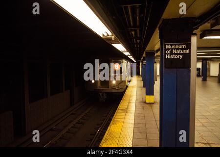 U-Bahn, die am Bahnsteig des Naturmuseums vorbeifährt Historienstation Stockfoto