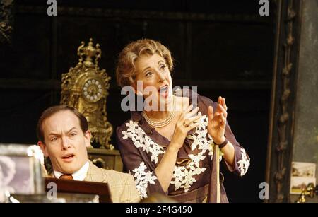 William Oxborge (Cosme McMoon), Maureen Lipman (Florence Foster Jenkins) in GLORIOUS! Von Peter Quilter am Duchess Theatre, London WC2 03/11/2005 Design: Simon Higlett Beleuchtung: Jason Taylor Regie: Alan Strachan Stockfoto