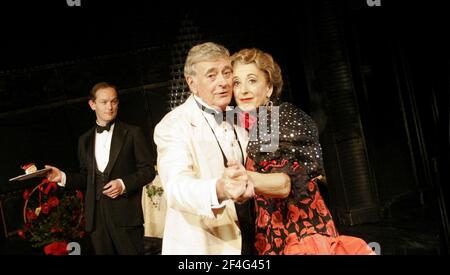 l-r: William Oxborrow (Cosme McMoon), Barrie Ingham (St. Clair), Maureen Lipman (Florence Foster Jenkins) in GLORIOUS! Von Peter Quilter am Duchess Theatre, London WC2 03/11/2005 Design: Simon Higlett Beleuchtung: Jason Taylor Regie: Alan Strachan Stockfoto