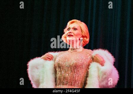 Sian Phillips (Marlene Dietrich) in MARLENE von Pam Gems im Lyric Theatre, London W1 08/04/1997 Bühnenbild: Michael Vale Kostüme: Terry Parsons Beleuchtung: Mark Jonathan Regie: Sean Mathias Stockfoto