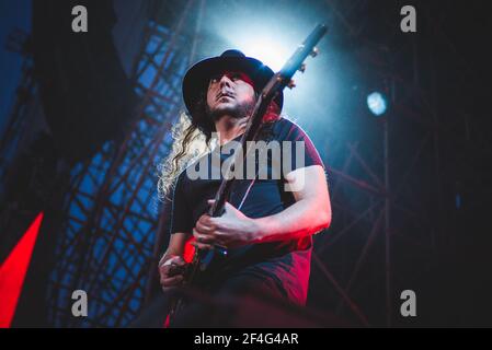 ITALIEN, FIRENZE 2017: Daron Malakian, Gitarrist der amerikanischen vierköpfigen Rockband "System of A Down" (auch bekannt als SOAD), tritt live auf der Bühne auf. Stockfoto