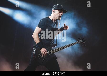 ITALIEN, FIRENZE 2017: Shavo Odadjian, Bassist der amerikanischen vierköpfigen Rockband "System of A Down" (auch bekannt als SOAD), tritt live auf der Bühne auf. Stockfoto