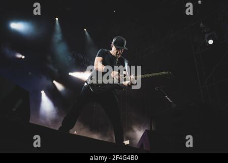 ITALIEN, FIRENZE 2017: Shavo Odadjian, Bassist der amerikanischen vierköpfigen Rockband "System of A Down" (auch bekannt als SOAD), tritt live auf der Bühne auf. Stockfoto