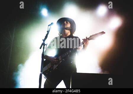 ITALIEN, FIRENZE 2017: Daron Malakian, Gitarrist der amerikanischen vierköpfigen Rockband "System of A Down" (auch bekannt als SOAD), tritt live auf der Bühne auf. Stockfoto