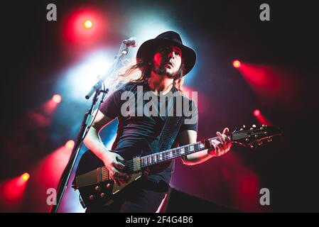 ITALIEN, FIRENZE 2017: Daron Malakian, Gitarrist der amerikanischen vierköpfigen Rockband "System of A Down" (auch bekannt als SOAD), tritt live auf der Bühne auf. Stockfoto