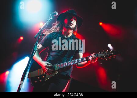 ITALIEN, FIRENZE 2017: Daron Malakian, Gitarrist der amerikanischen vierköpfigen Rockband "System of A Down" (auch bekannt als SOAD), tritt live auf der Bühne auf. Stockfoto