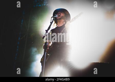 ITALIEN, FIRENZE 2017: Daron Malakian, Gitarrist der amerikanischen vierköpfigen Rockband "System of A Down" (auch bekannt als SOAD), tritt live auf der Bühne auf. Stockfoto