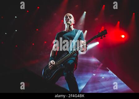 ITALIEN, FIRENZE 2017: Shavo Odadjian, Bassist der amerikanischen vierköpfigen Rockband "System of A Down" (auch bekannt als SOAD), tritt live auf der Bühne auf. Stockfoto