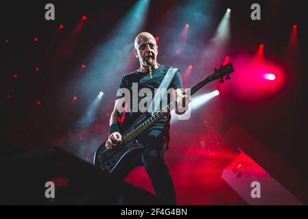 ITALIEN, FIRENZE 2017: Shavo Odadjian, Bassist der amerikanischen vierköpfigen Rockband "System of A Down" (auch bekannt als SOAD), tritt live auf der Bühne auf. Stockfoto