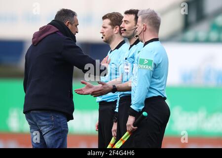 21. März 2021, Bayern, Fürth: Fußball: 2nd Bundesliga, SpVgg Greuther Fürth - 1. FC Nürnberg, Matchday 26, im Sportpark Ronhof Thomas Sommer. Fürth-Sportdirektor Rachid Azzouzi (l.) diskutiert mit Schiedsrichter Felix Zwayer (2nd v.r.) nach der Schlusspfeife. Foto: Daniel Karmann/dpa - WICHTIGER HINWEIS: Gemäß den Bestimmungen der DFL Deutsche Fußball Liga und/oder des DFB Deutscher Fußball-Bund ist es untersagt, im Stadion und/oder des Spiels aufgenommene Fotos in Form von Sequenzbildern und/oder videoähnlichen Fotoserien zu verwenden oder zu verwenden. Stockfoto