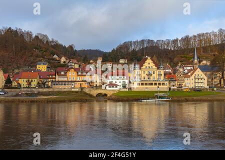 Panoramablick auf die Stadt Wehlen an der Elbseite beim Nationalpark Sächsische Schweiz, an einem sonnigen Wintertag in Sachsen, Deutschland Stockfoto