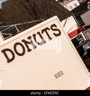 Epsom London, Großbritannien, March21 2021, Pop-up Donut Food Vendor in an Open Market Stockfoto