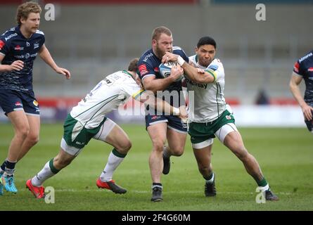 Sale Sharks' Akker van der Merwe (Mitte) im Einsatz mit Theo Brophy-Clews (links) und Curtis Rona aus London während des Spiels der Gallagher Premiership im AJ Bell Stadium, Sale. Bilddatum: Sonntag, 21. März 2021. Stockfoto